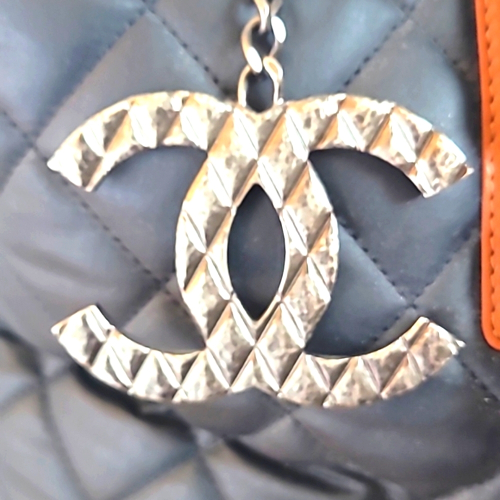 CHANEL RARE Paris to Edinburgh Tote - Picture 2 of 15